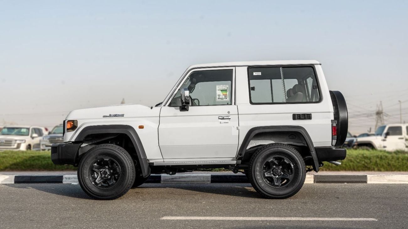 تويوتا لاند كروزر 70 LC76 HT VXR 2025 Toyota Land Cruiser LC71 4.0L AT Petrol (White-Beige) Mid Option