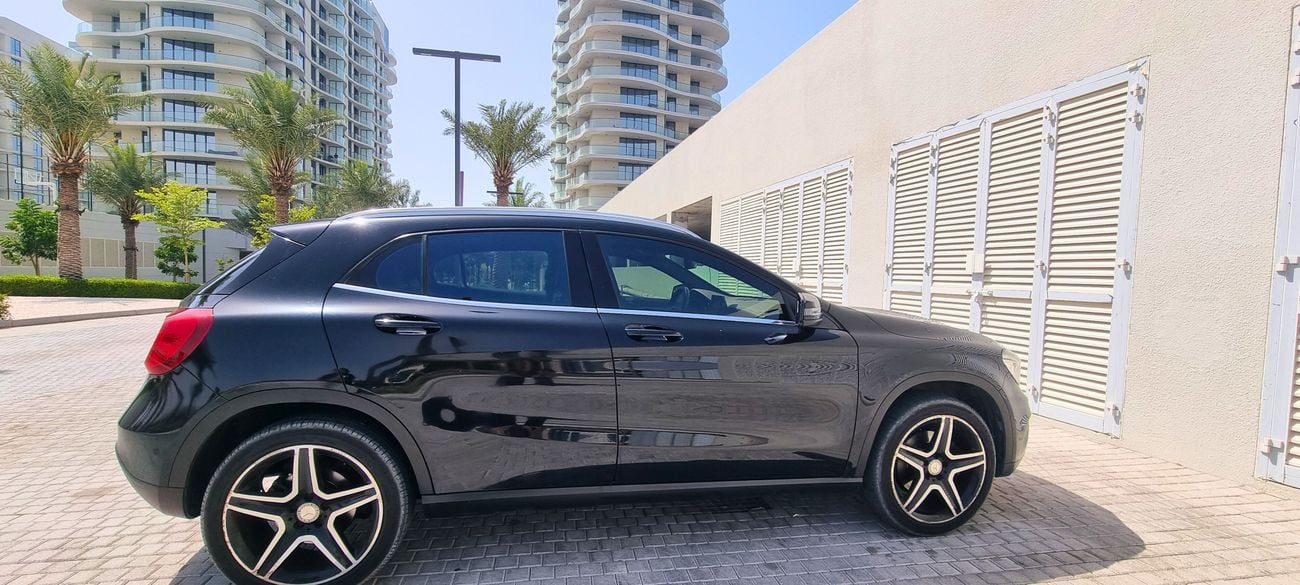 مرسيدس بنز GLA 250 4MATIC (All-Wheel-Drive)