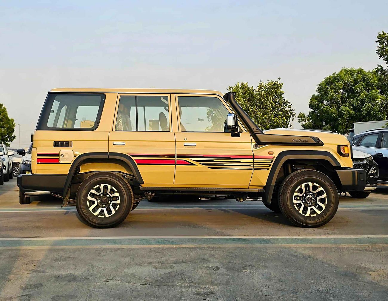 Toyota Land Cruiser 70 LX LC76 / 2.8L V4 DIESEL A/T / WINCH SNORKEL / DVD CAMERA / HIGH OPTION / CODE#LX-Z