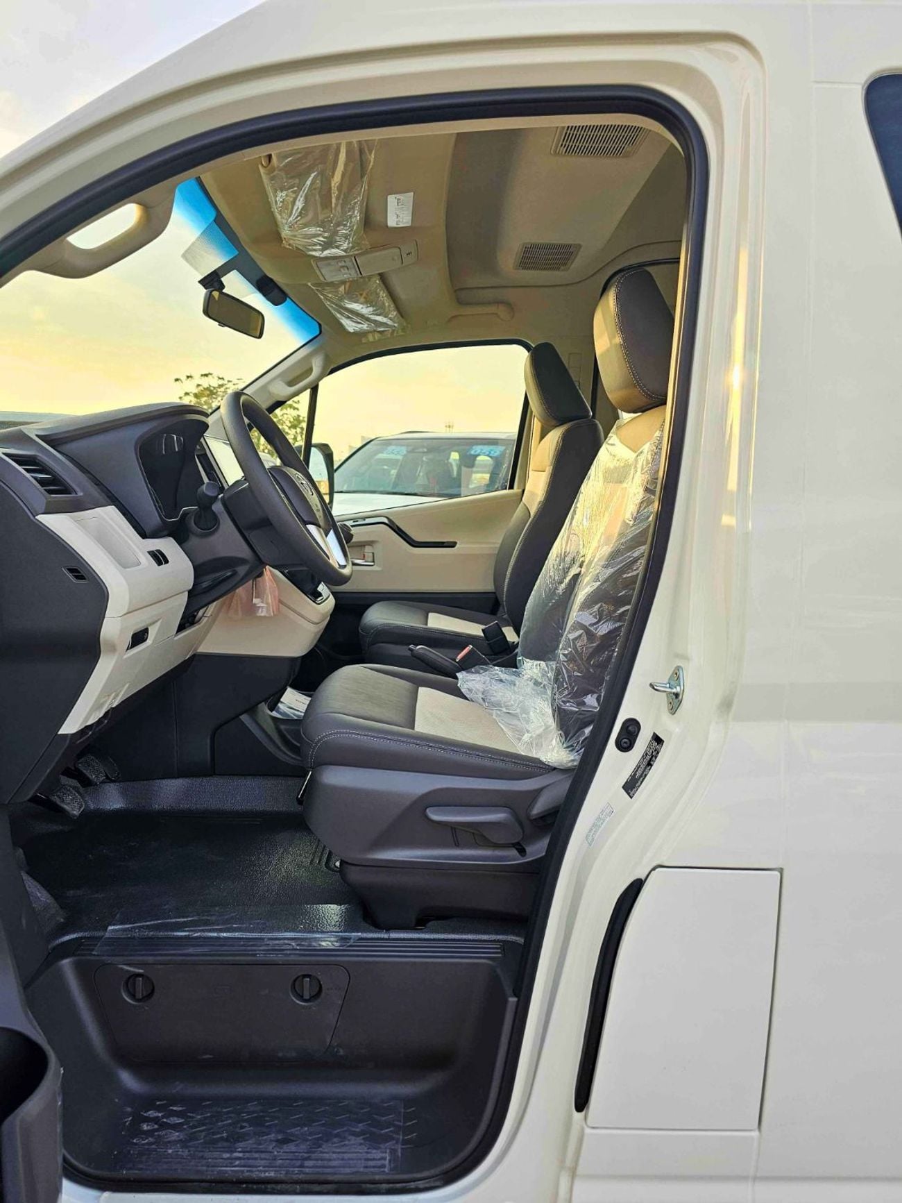 Toyota Hiace HIGHROOF GL / 13 SEATS WITH LEATHER / 2.8L DIESEL M/T V4 (CODE # HRDMGLJ)