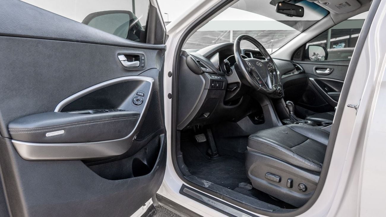 Hyundai Santa Fe 2016 Hyundai Santa Fe 3.3L AT Petrol (White)