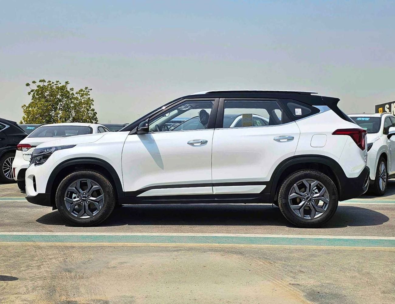 Kia Seltos CVT LUXURY/ DUAL TONE WITH BLACK ROOF / PANORAMIC ROOF/ 1.5L V4 PETROL CHINES SPECS (CODE#KSLL)