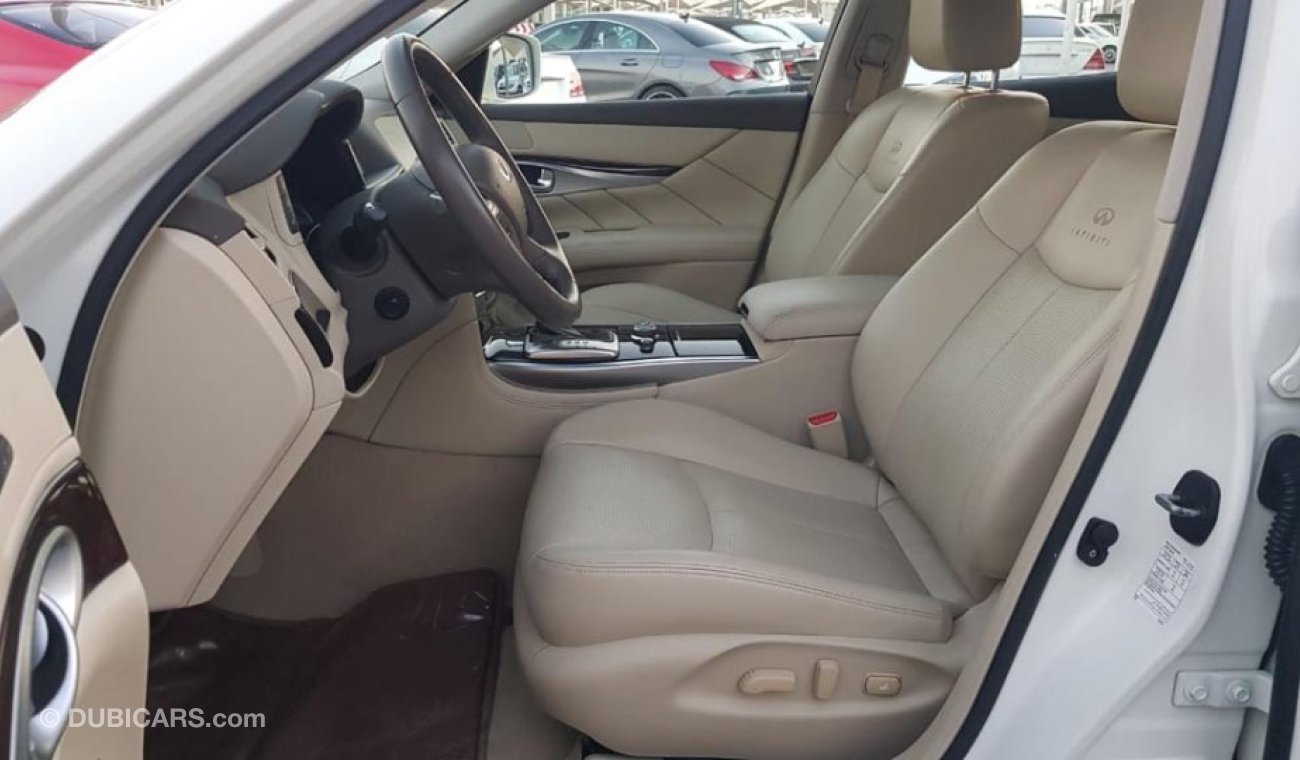 Infiniti Q70 Infinity Q70 model 2014 GCC car prefect condition full option sun roof leather seats navigation sen