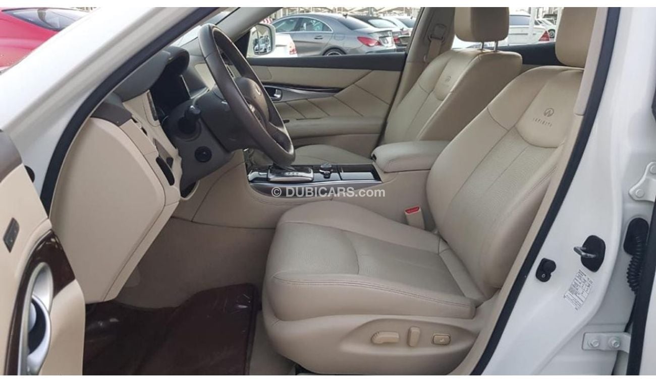 Infiniti Q70 Infinity Q70 model 2014 GCC car prefect condition full option sun roof leather seats navigation sen
