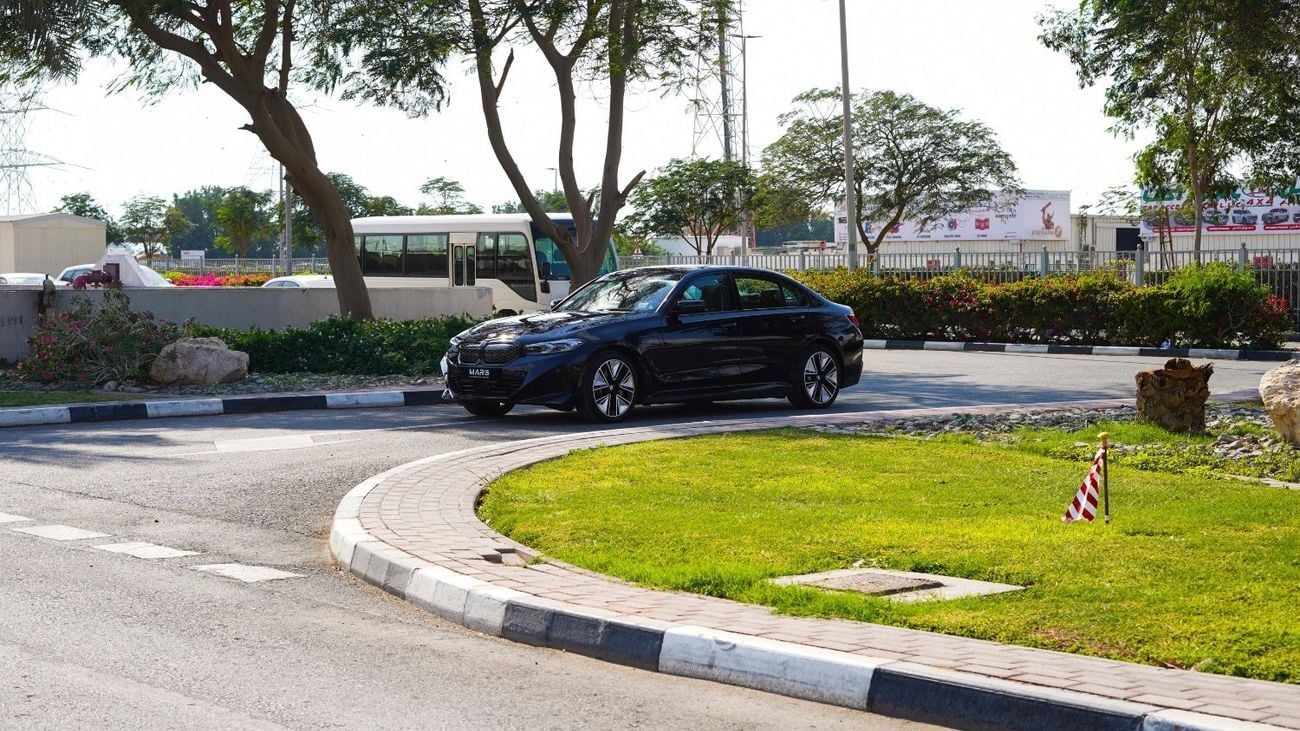 بي أم دبليو i3 2025 BMW i3 eDrive40L Night Sport | 84 kWh | 335 Hp | Range (592 Km) | Warranty & Service