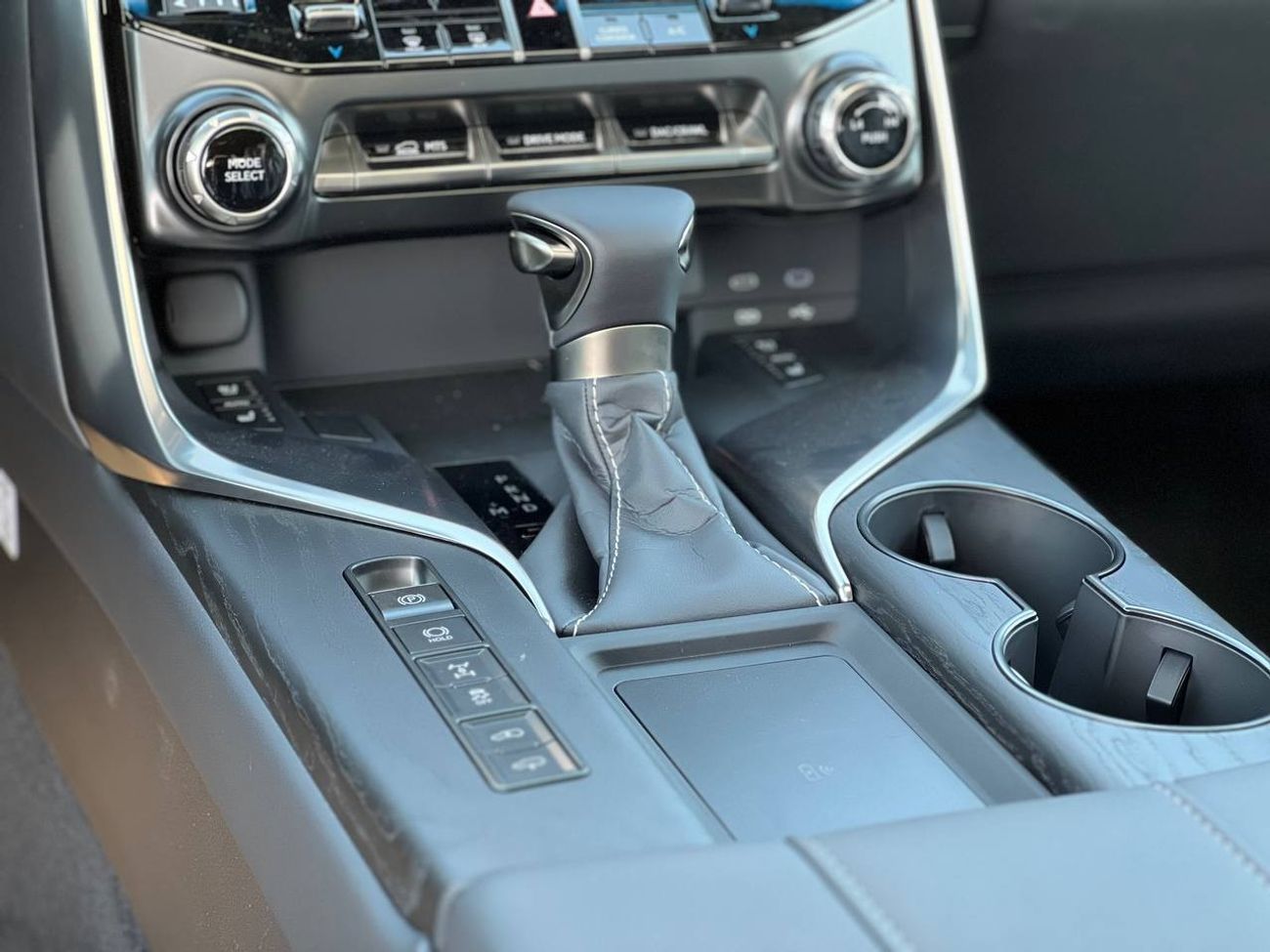 Lexus LX 600 OVER-TRAIL 3.5L PTR A/T // 2025 // FULL OPTION WITH OFF ROAD TYRE , RADAR , HEAD UP DISPLAY // SPECI