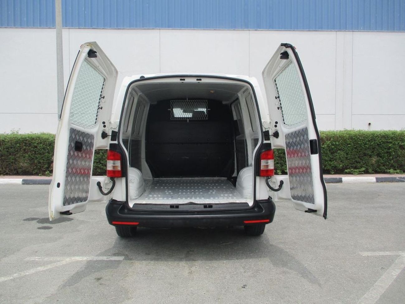 فولكس واجن T5 ترانسبورتر فولكس واجن ترانسبوتر فان بحاله ممتازه 2015 بدون حوادث