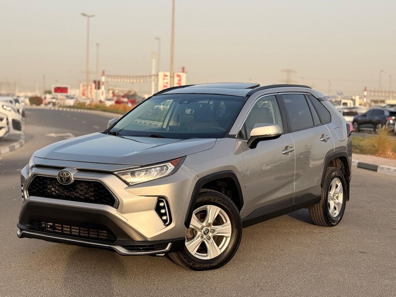 Toyota RAV4 XLE 2.5 L Sunroof, push start Full option