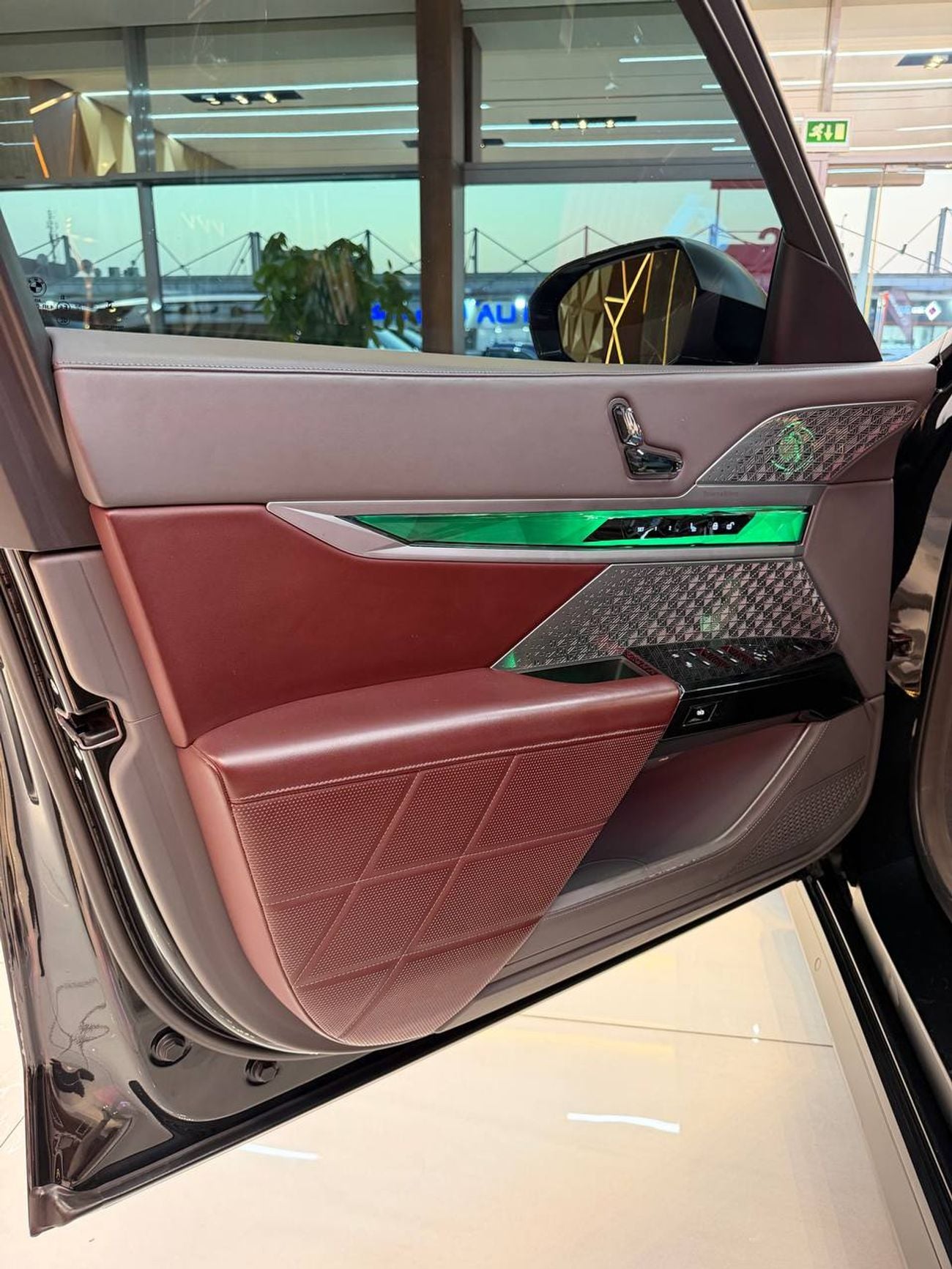 بي أم دبليو 760i 4.4L · 8 Cyl · Automatic · Petrol · Sedan · All Wheel Drive · 5 Seats · 4 Door