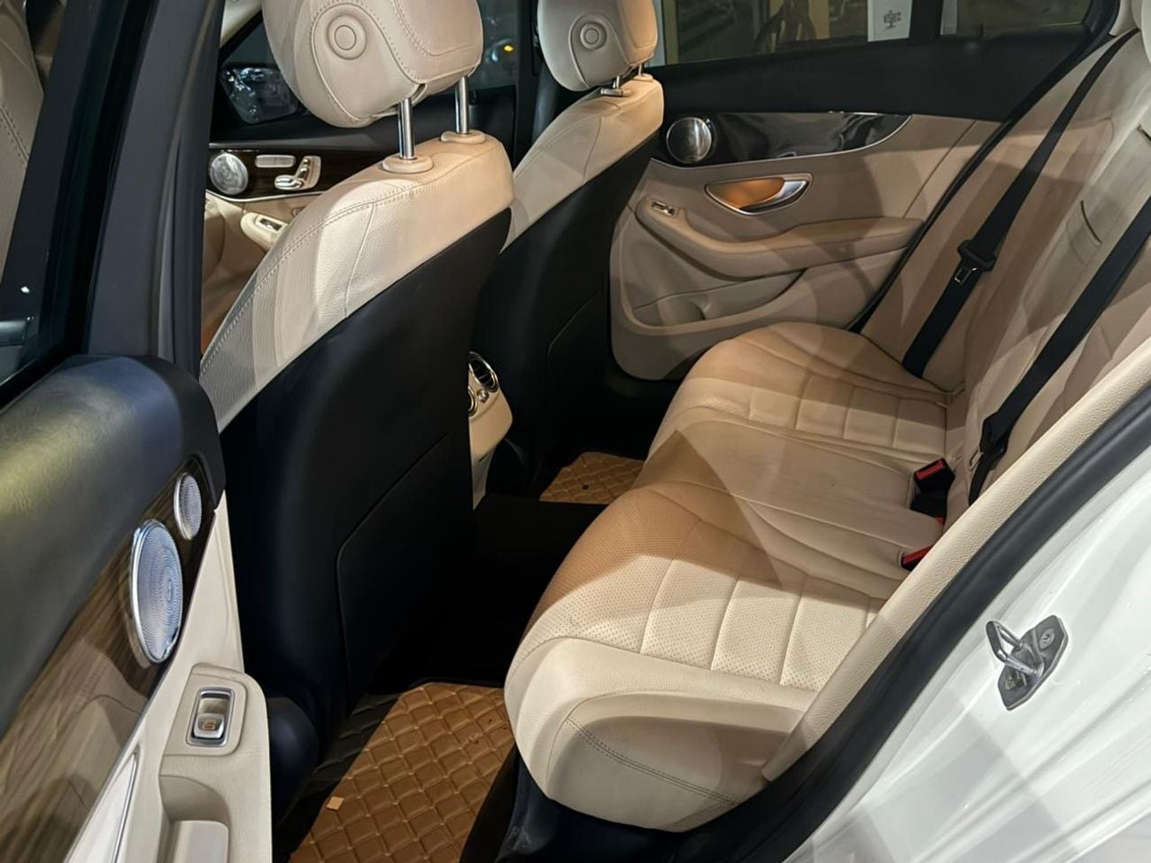 مرسيدس بنز C 300 مرسيدس C300 فل اوبشن وارد امريكا بحالة جيدة