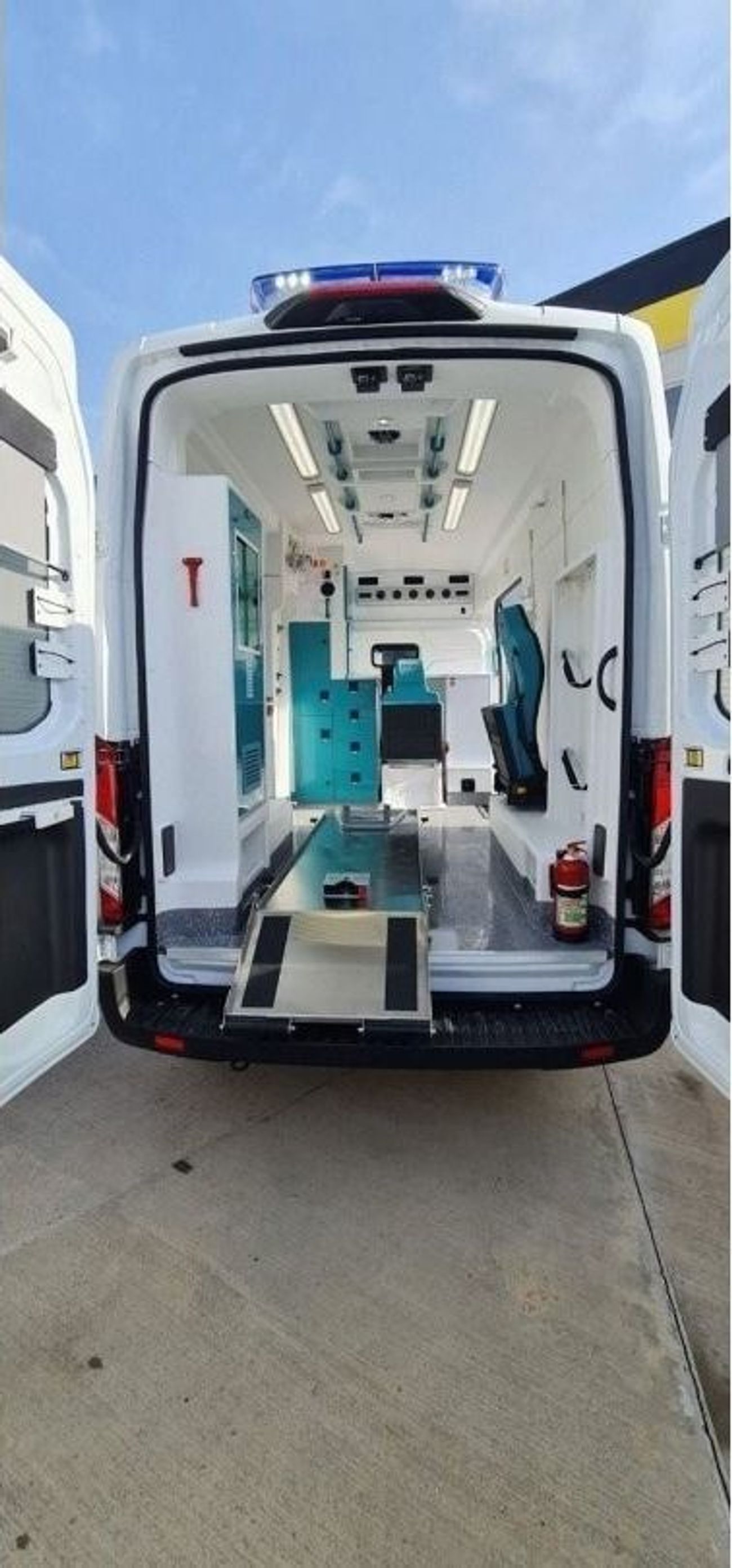 فورد ترانزت سيارة اسعاف فورد -خليجي  متوفرة سيارات اسعاف مواصفات اوروبي