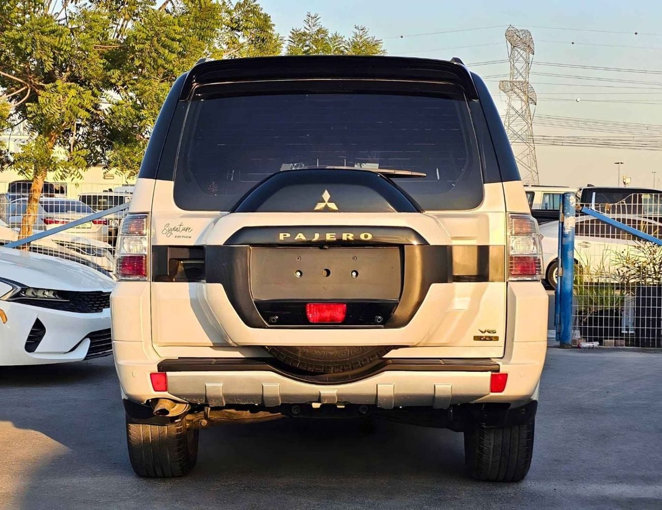 ميتسوبيشي باجيرو SIGNATURE EDITION / SUNROOF / LEATHER SEATS / BLACK EDITION RIMS