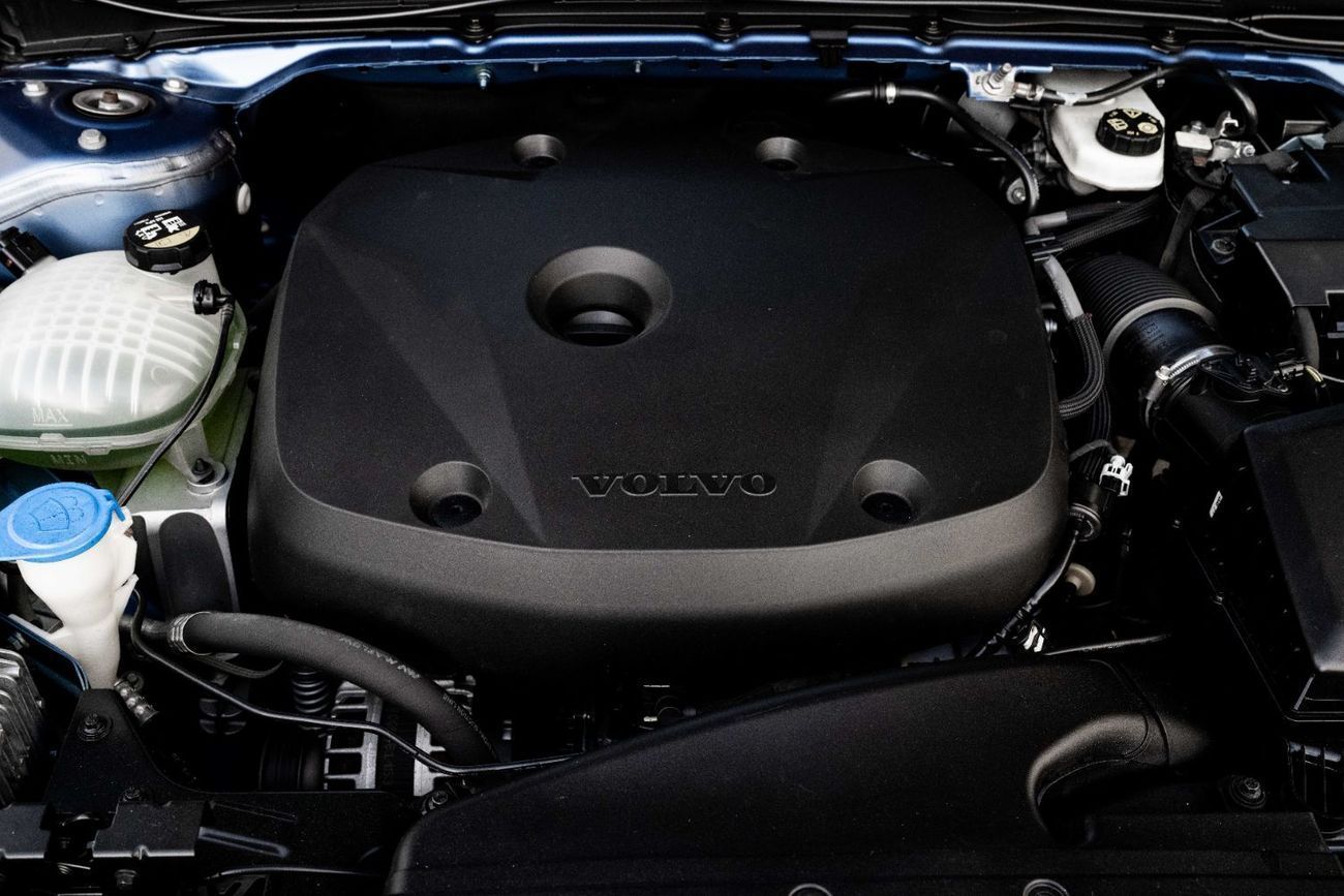 فولفو XC 40 T4 R-DESIGN | 1,860 P.M  | 0% Downpayment | VOLVO SERVICED!