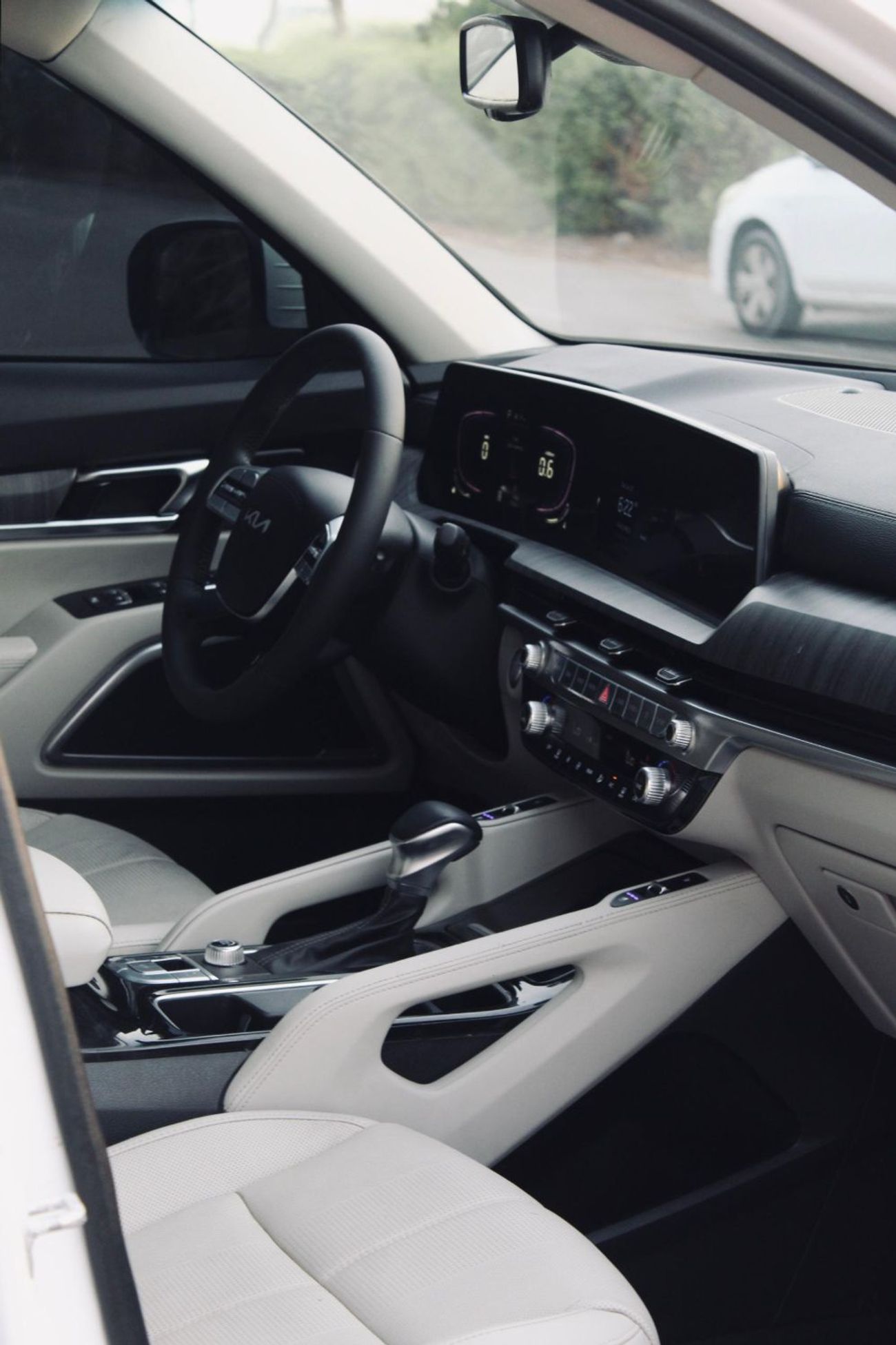 كيا تيلورايد The Kia Telluride is a popular 3-row, 7-8 seater midsize SUV, recognized for its luxurious, upscale 