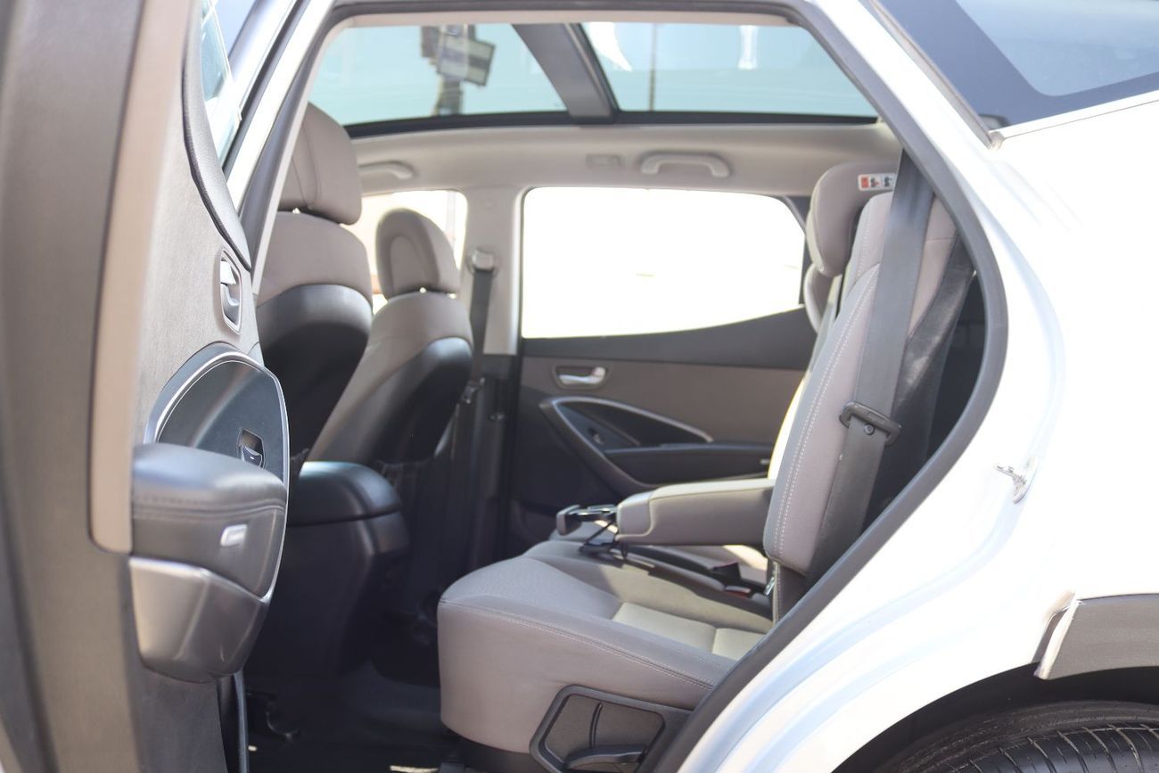 Hyundai Santa Fe GL 2.4L AWD Hyundai Santa Fe 2016, GCC car, in excellent condition, 7 seats, 2.4L, panoramic roof