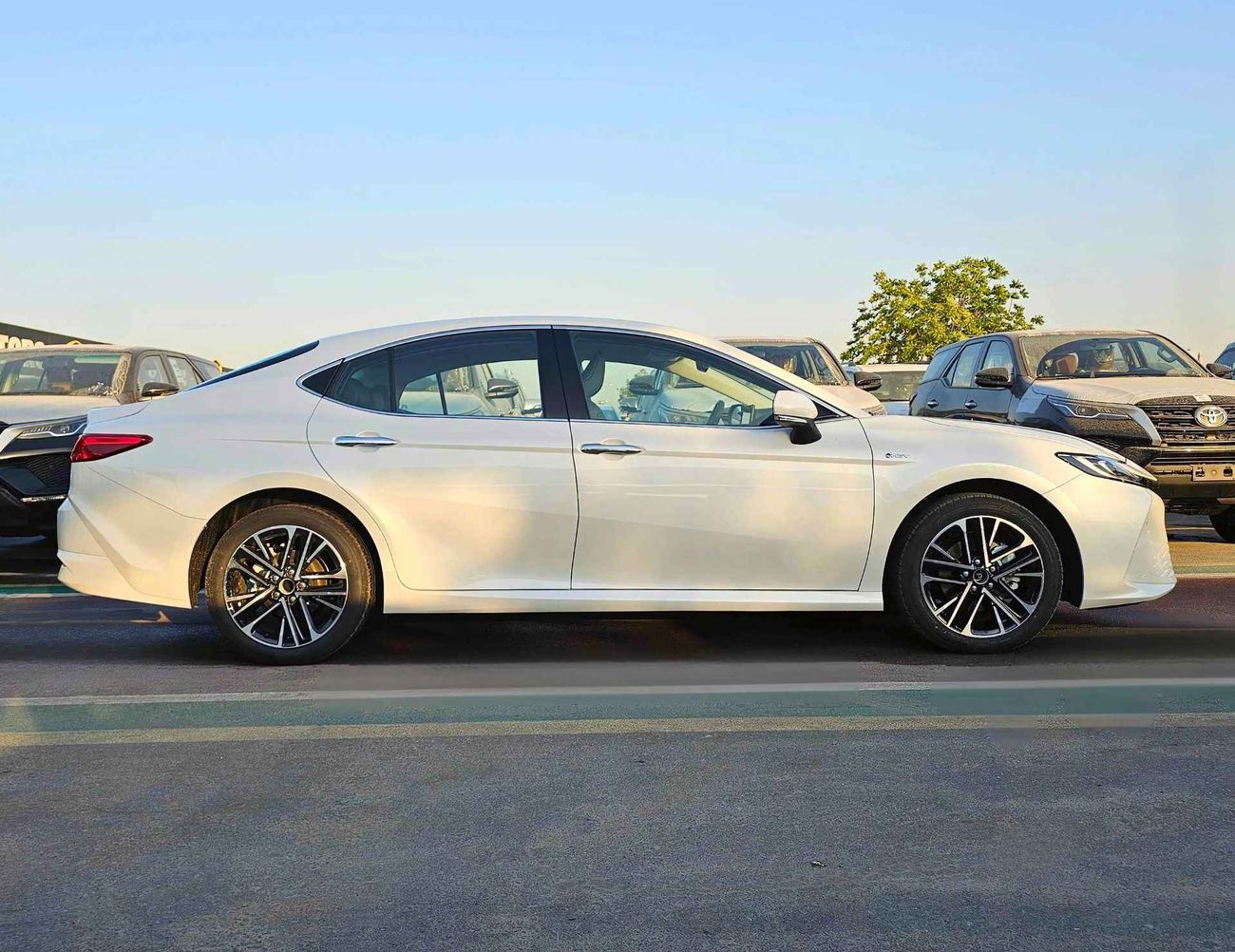 Toyota Camry G PREMIUM / 2.5L HYBRID / HEADUP DISPLAY / PANORAMAIC ROOF / CHINESS SPECS (CODE # HYBRID)