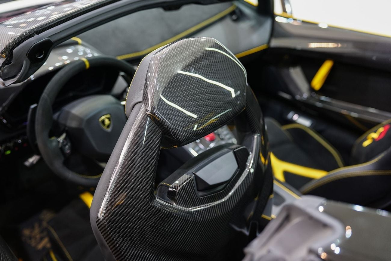 Lamborghini Aventador Roadster SVJ, 1 of 800, Full Carbon Fiber Package, Very Low KM!!