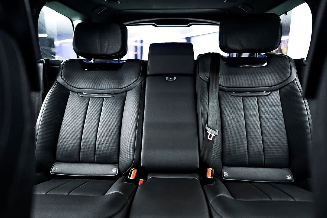 Land Rover Range Rover Autobiography SV 5.0L MIDDLE EAST SPECS | SV P530 | REAR TVS | LEG REST TWO TONE INTERIOR