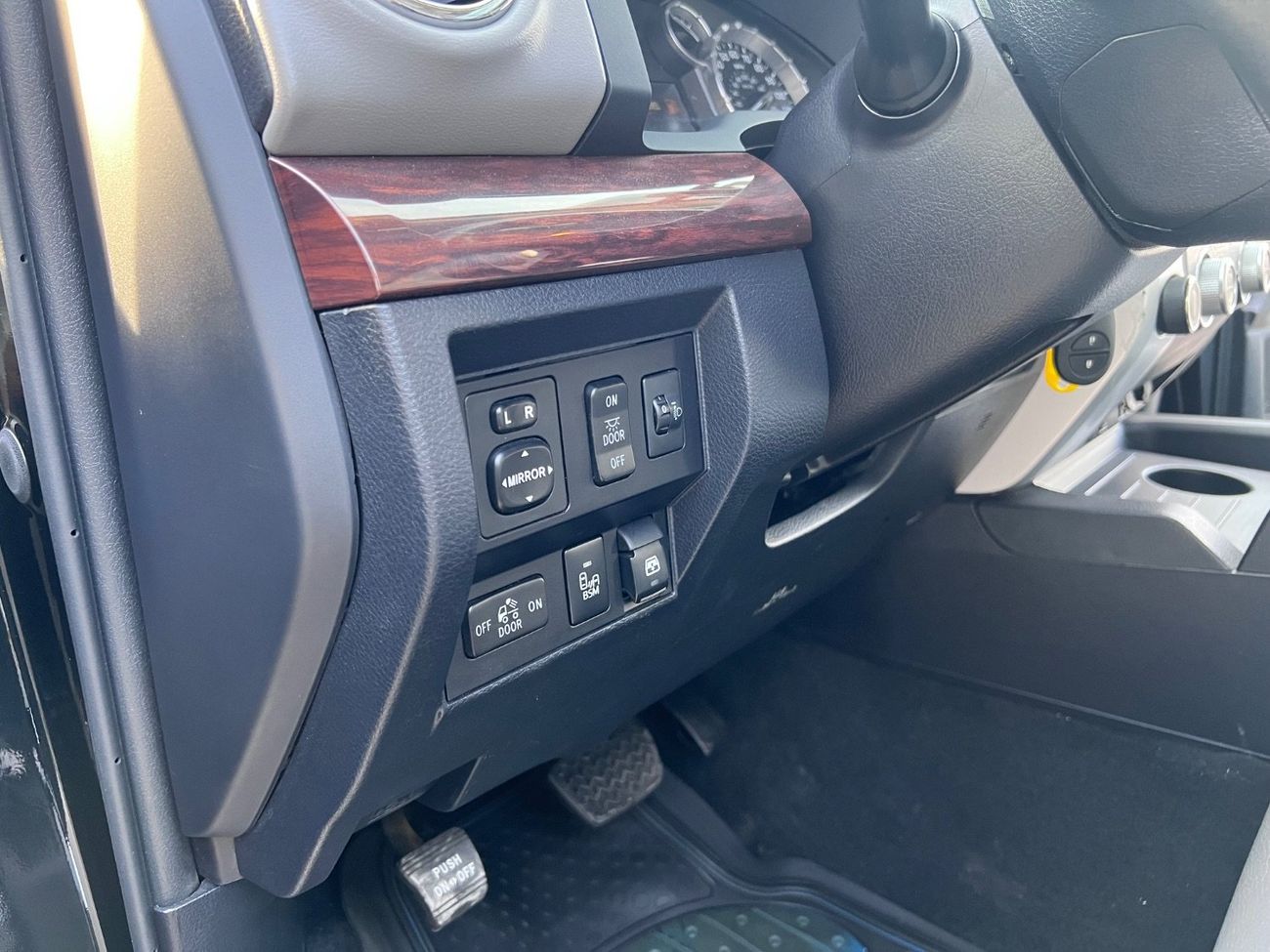 Toyota Tundra Crewmax Limited 5.7L