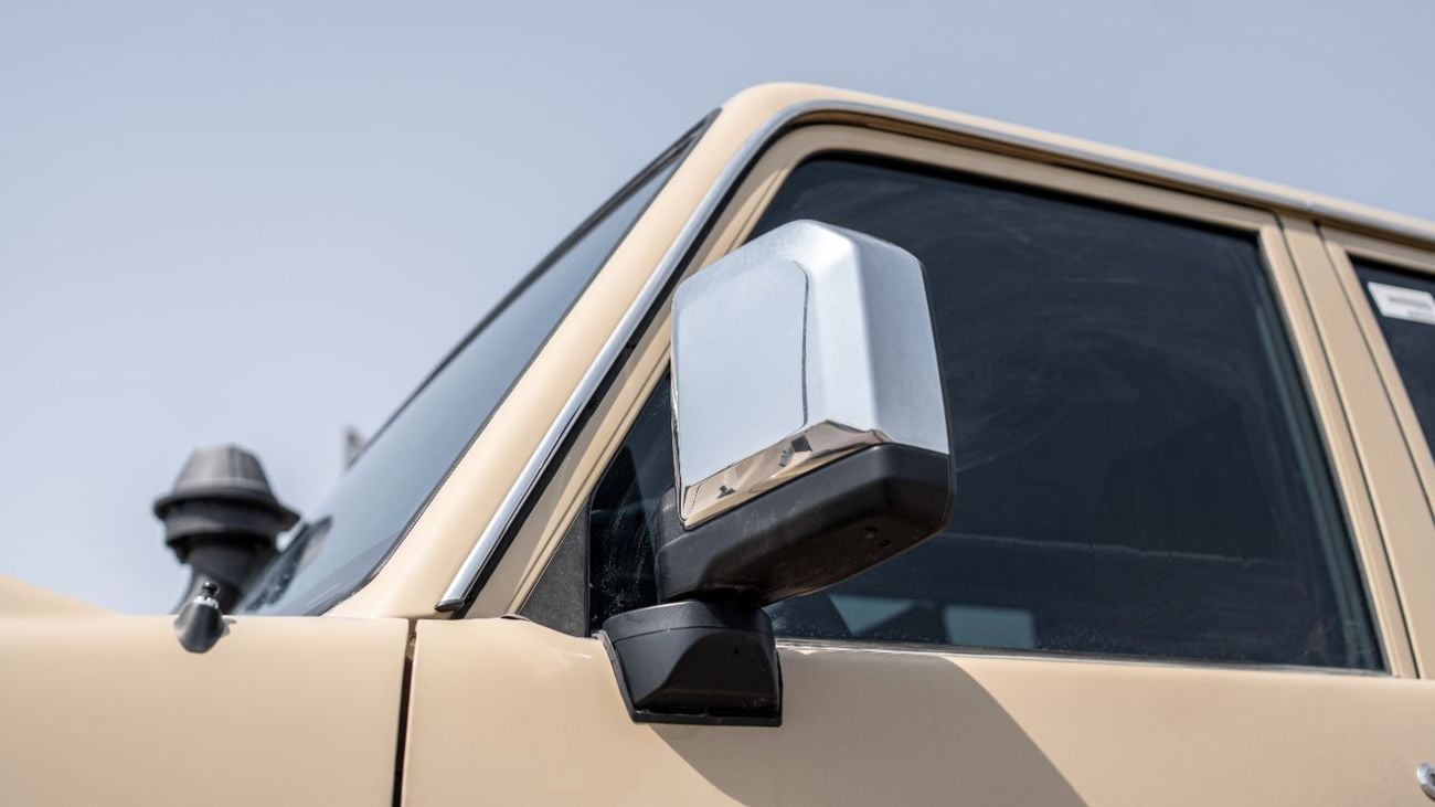 Toyota Land Cruiser 70 2025 Toyota Land Cruiser LC 76 2.8L AT Diesel (beige)