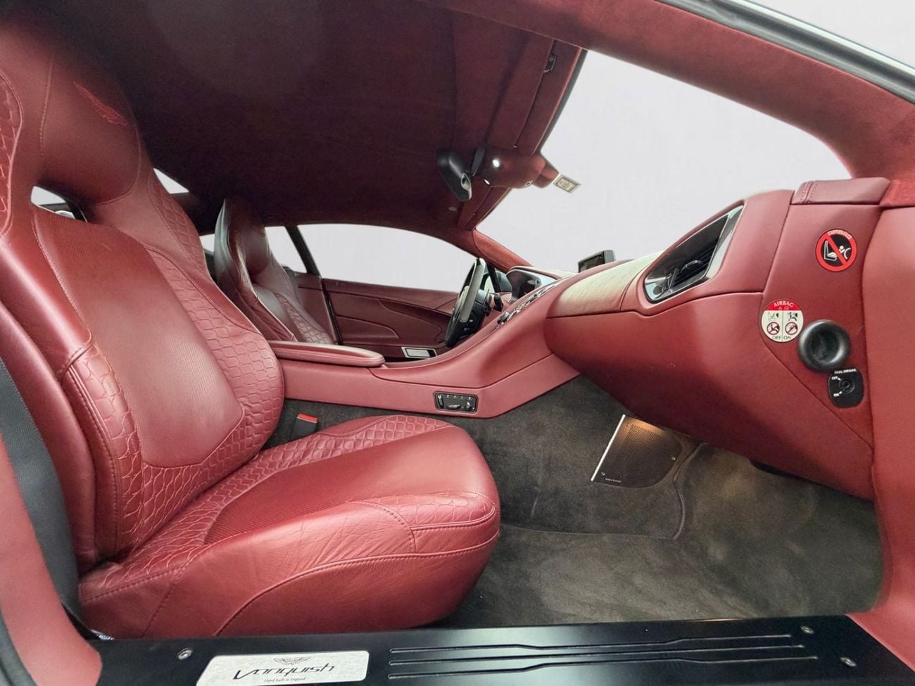 Aston Martin Vanquish STD RARE FULL CARBON SPEC | GCC CAR | V12 ENGINE | 2014