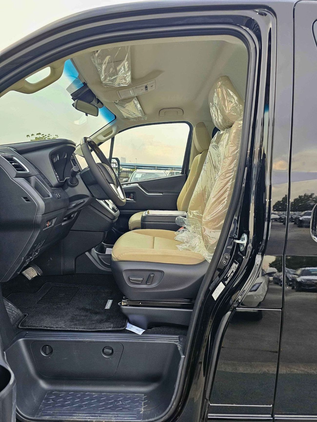 Toyota Granvia PREMIUM LUXURY / 3.5L V6 PETROL A/T / RADAR / 360*CAMERAS / VIP SEATS (CODE # GNPPR)