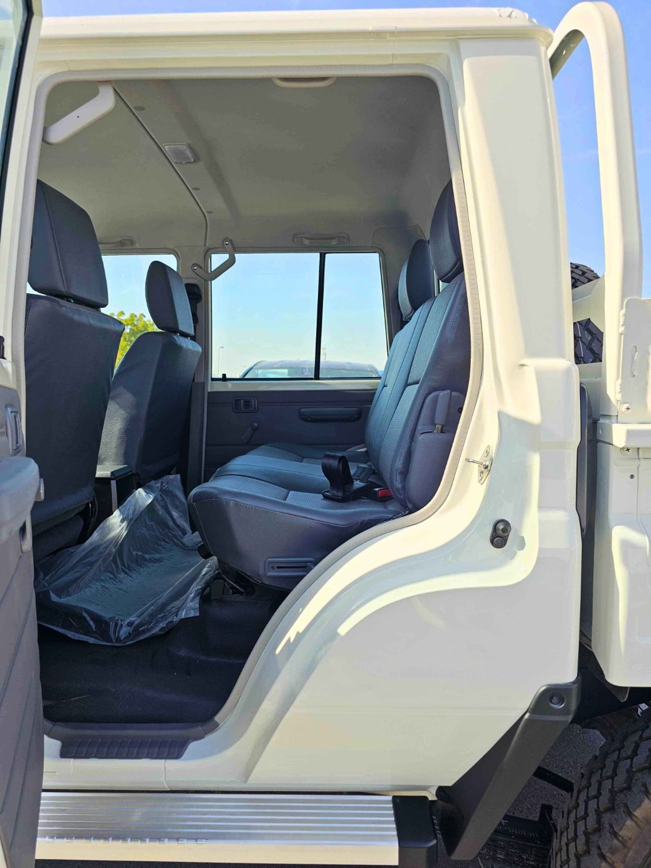 تويوتا لاند كروزر بيك آب LC79 / DOUBLE CABIN / 4.2L V6 DIESEL M/T / LEATHER SEATS / SNORKEL / MID OPTION / 4WD (CODE # 69033)