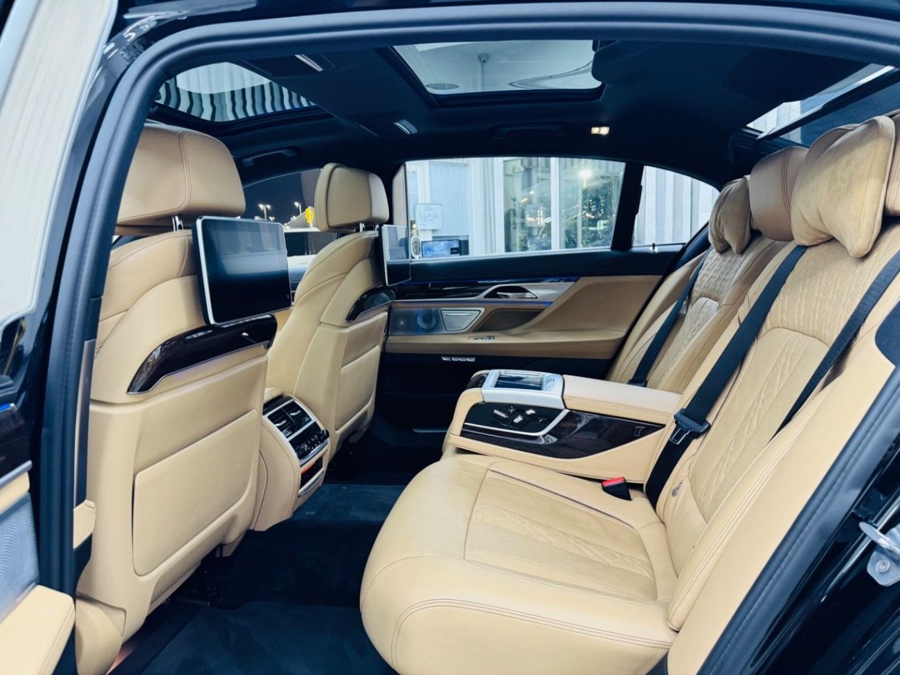 بي أم دبليو 750Li M Sport 4.4L (523 HP)