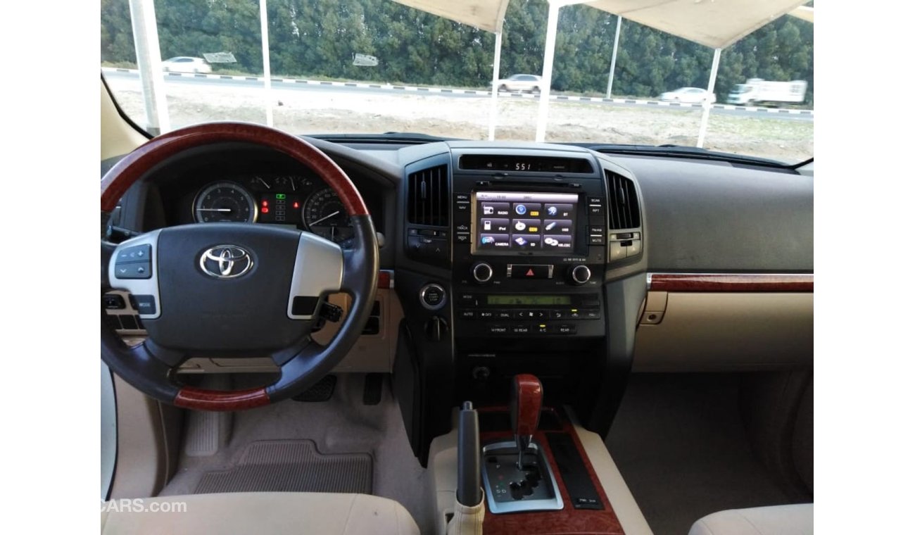 Toyota Land Cruiser 2013 gcc v6 very celen car for sale