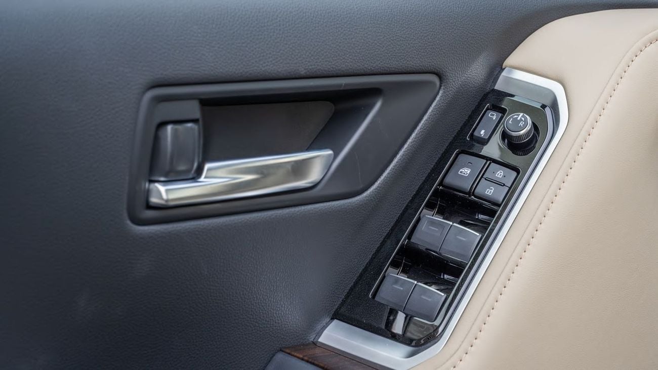 Toyota Land Cruiser TOYOTA LAND CRUISER GXR MID 4.0L (SILVER ME INSIDE NEUTRAL BEIGE)