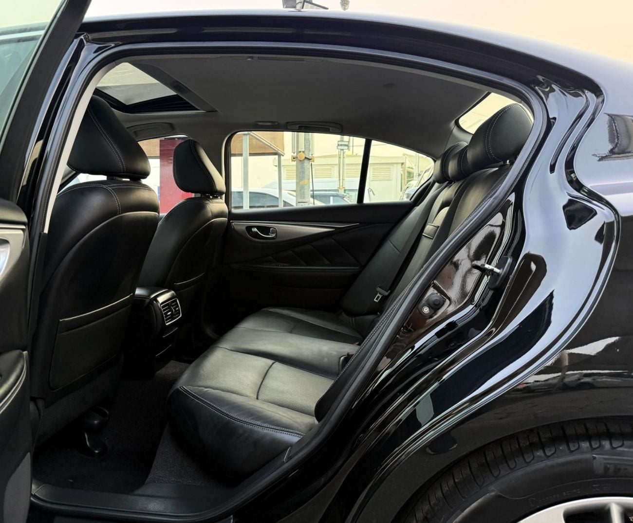 إنفينيتي Q50 LUXE خالية من الحوادث - خليجية - 3.0 تيربو - كاملة المواصفات - بحالة ممتازة من الداخل والخارج