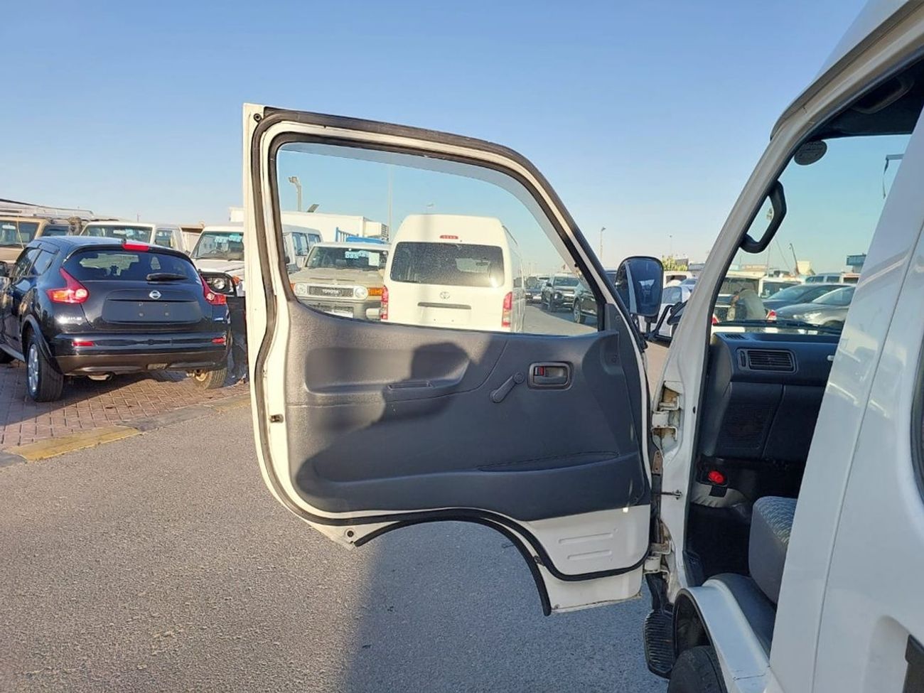 Toyota Hiace TOYOTA HIACE COMMUTER VAN RHD 2002 MODEL 3.0 L DIESEL AUTOMATIC(PM12553)