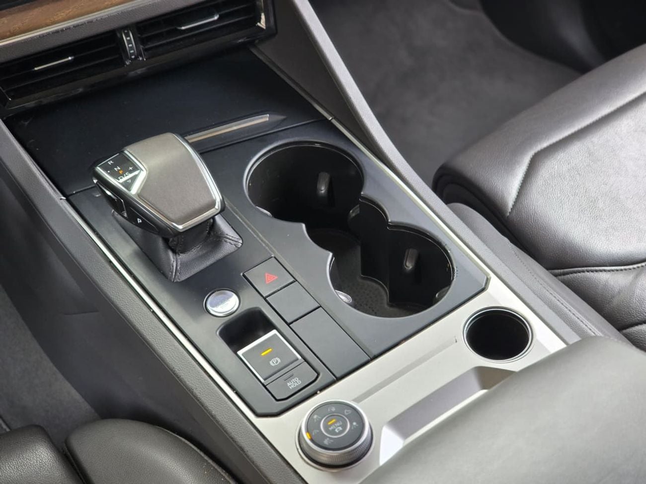 Volkswagen Touareg Comfortline 3.0L VOLKSWAGEN TOUAREG COMFOTLINE 2018 GCC // PERFECT CONDITION // ACCIDENT FREE