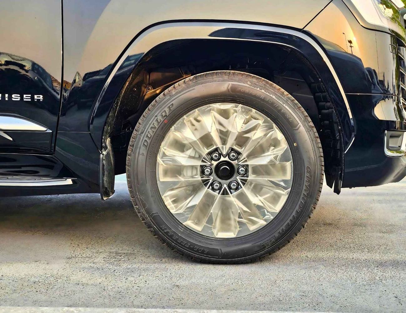 تويوتا لاند كروزر VX LC300/4.0L PETROL/RADAR/MEMORY SEATS/BIG DVD/JBL SPEAKERS/SUNROOF/FULL OPTION (CODE#LC4VXH)