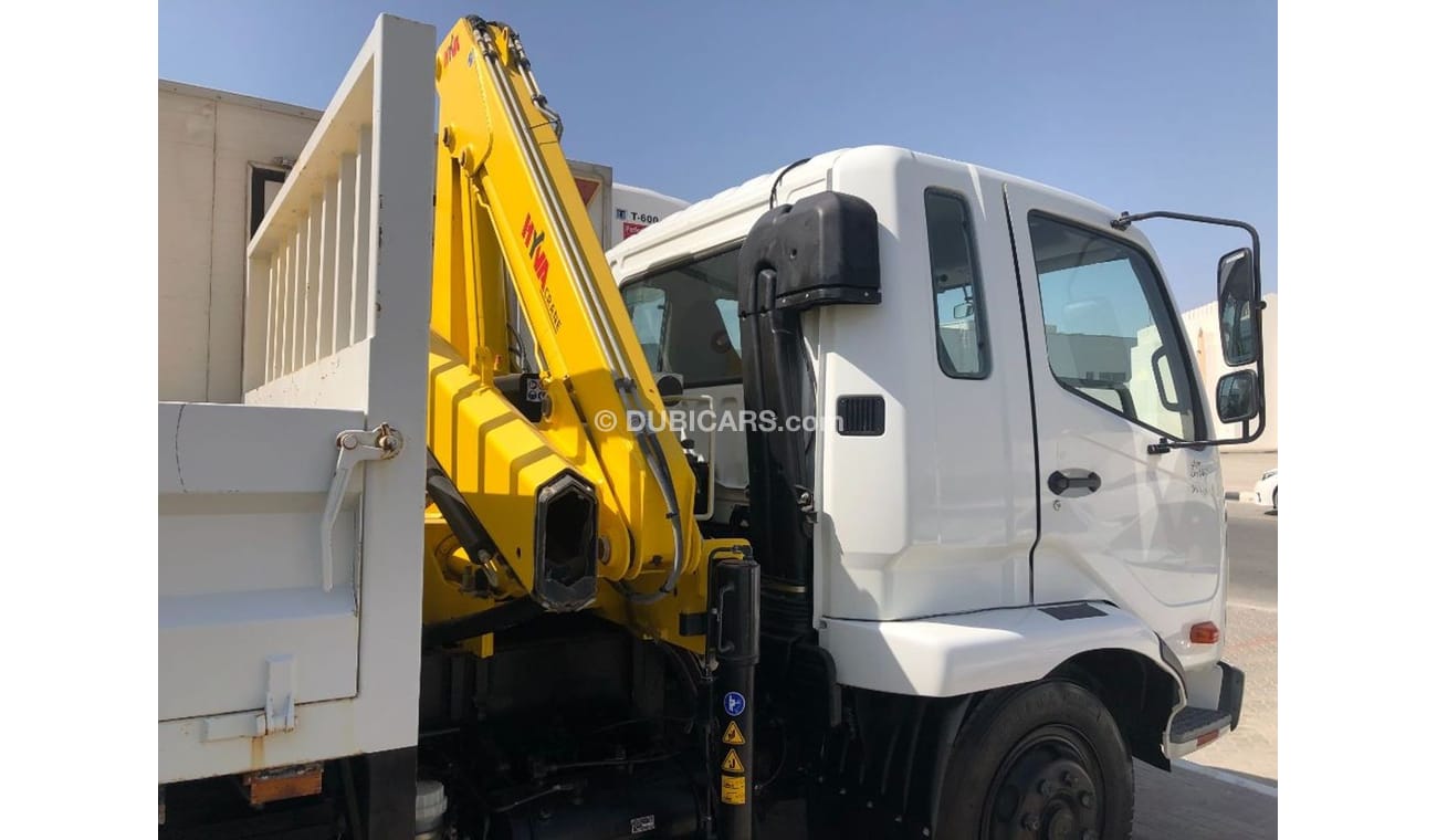Mitsubishi Fuso Canter Mitsubishi Fuso 7 ton truck With 4 Ton Crane,model:2017. only done 15000 km