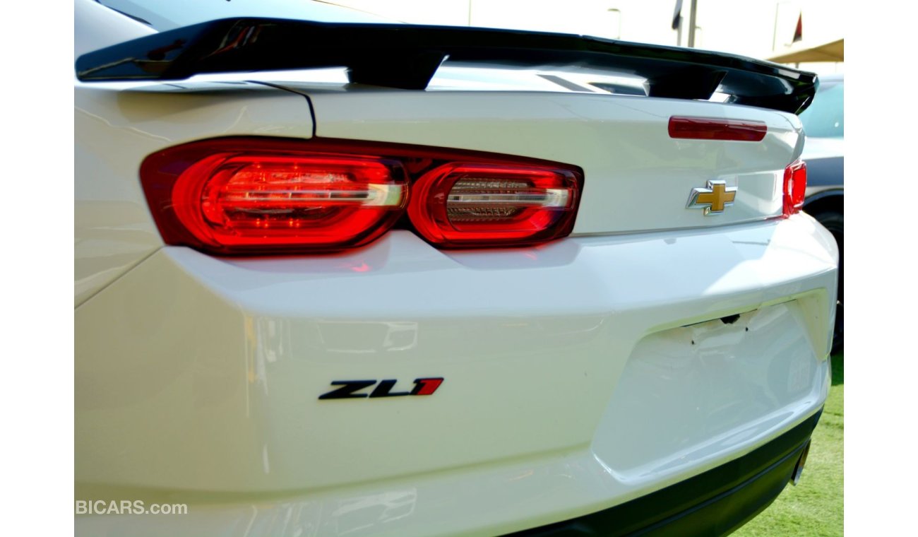 Chevrolet Camaro The cylinders (4 cylinders) have a capacity of 2.0 liters with a turbocharger to generate 275 horsep