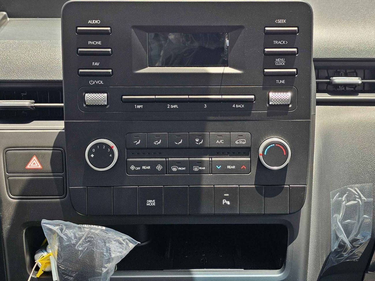 Hyundai Staria 3.5L V6  PETROL A/T / PUSH START / COMFORT 11 SEATER (CODE # 67981)