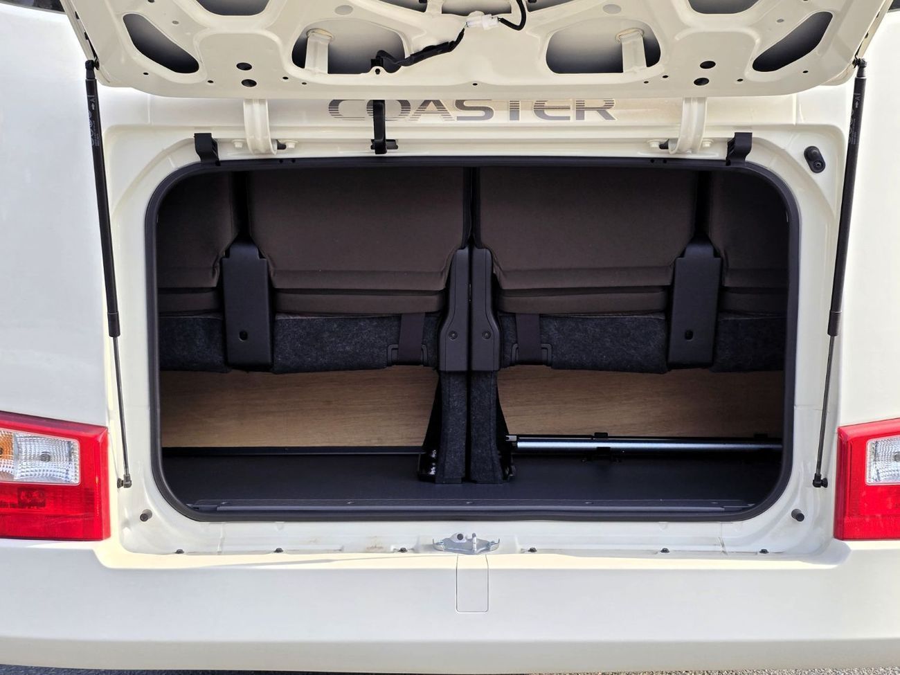 تويوتا كوستر AL FUTAIM - TOYOTA COASTER DIESEL 4.0 MT - AUTO DOOR - 23 SEATER -  2026 MODEL