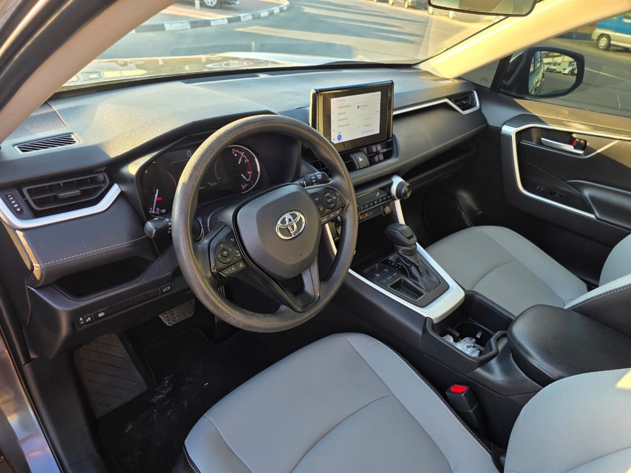 Toyota RAV4 2.5L XLE Full option Sunroof , Push button and Trunk automatic