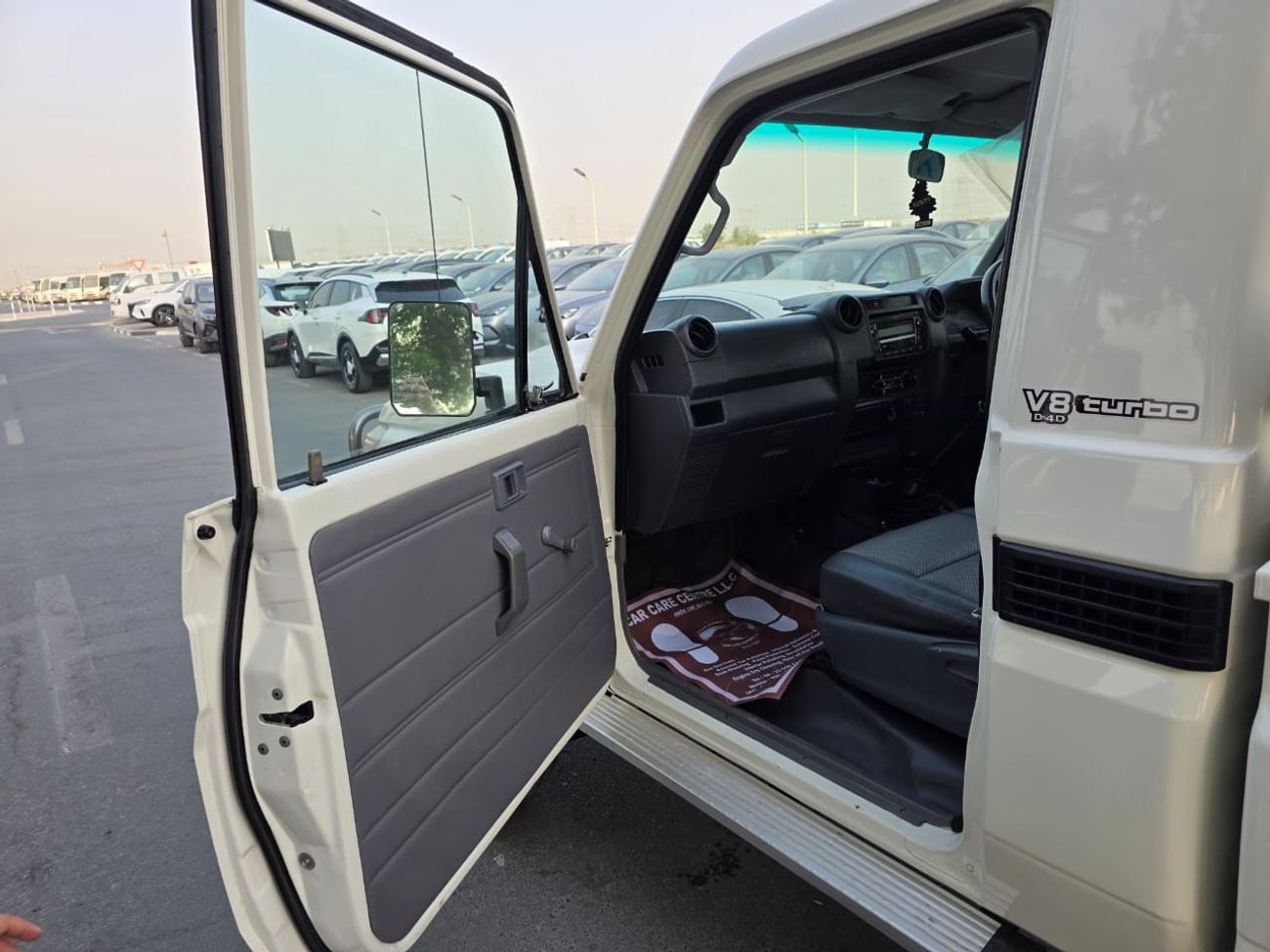 تويوتا لاند كروزر بيك آب diesel 4.5 liter ,right hand drive 2017 model V8 only for export available