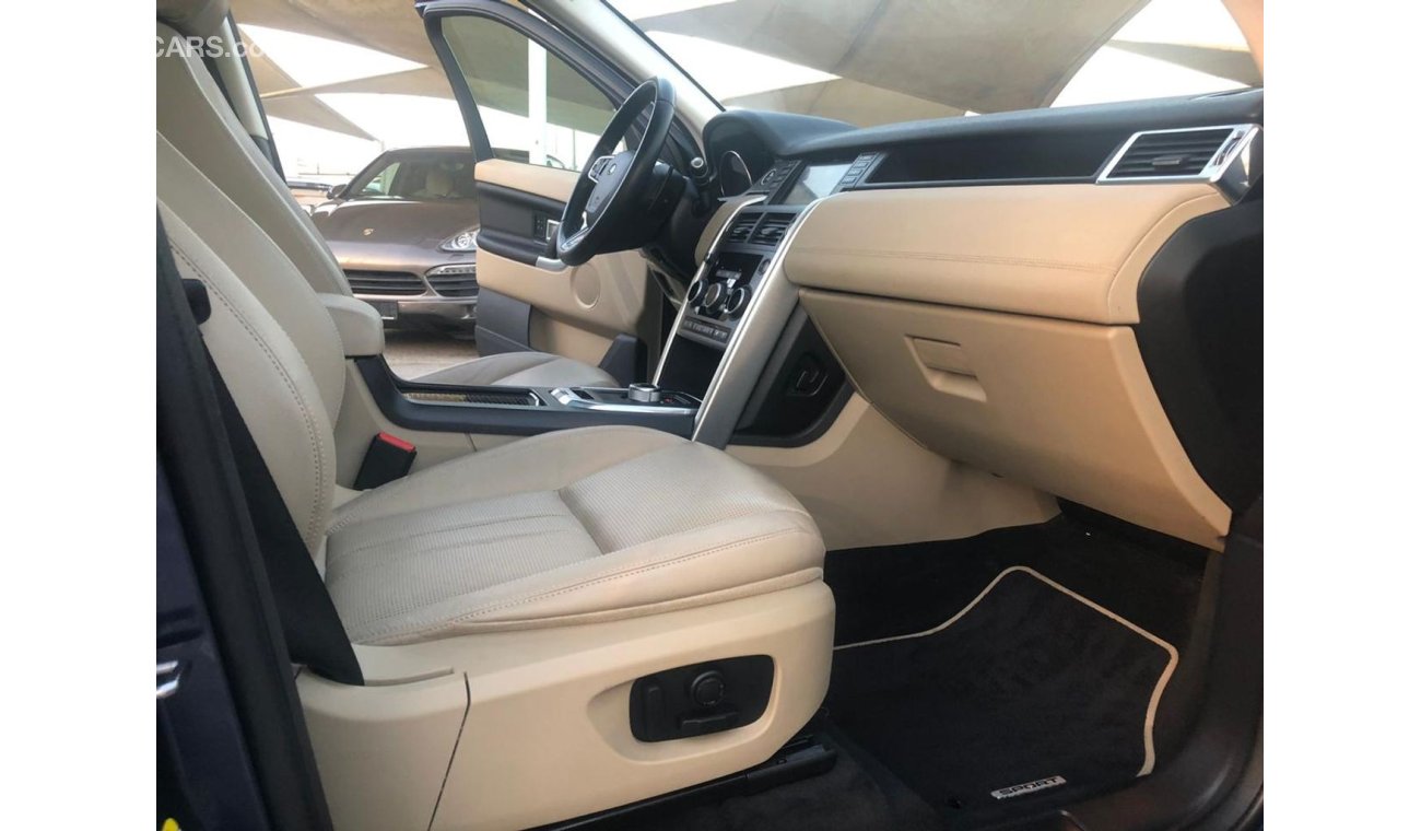 Land Rover Discovery Rang Rover discovery model 2016 GCC car prefect condition full option panoramic roof leather seats b