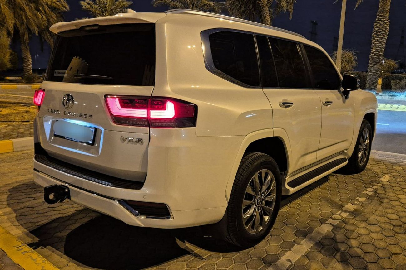 Toyota Land Cruiser VXR 4.0L Black-interior 4.0L LHD Petrol Automatic 4WD 6-Cylinders Sunroof Leagher-Electric Front Sea