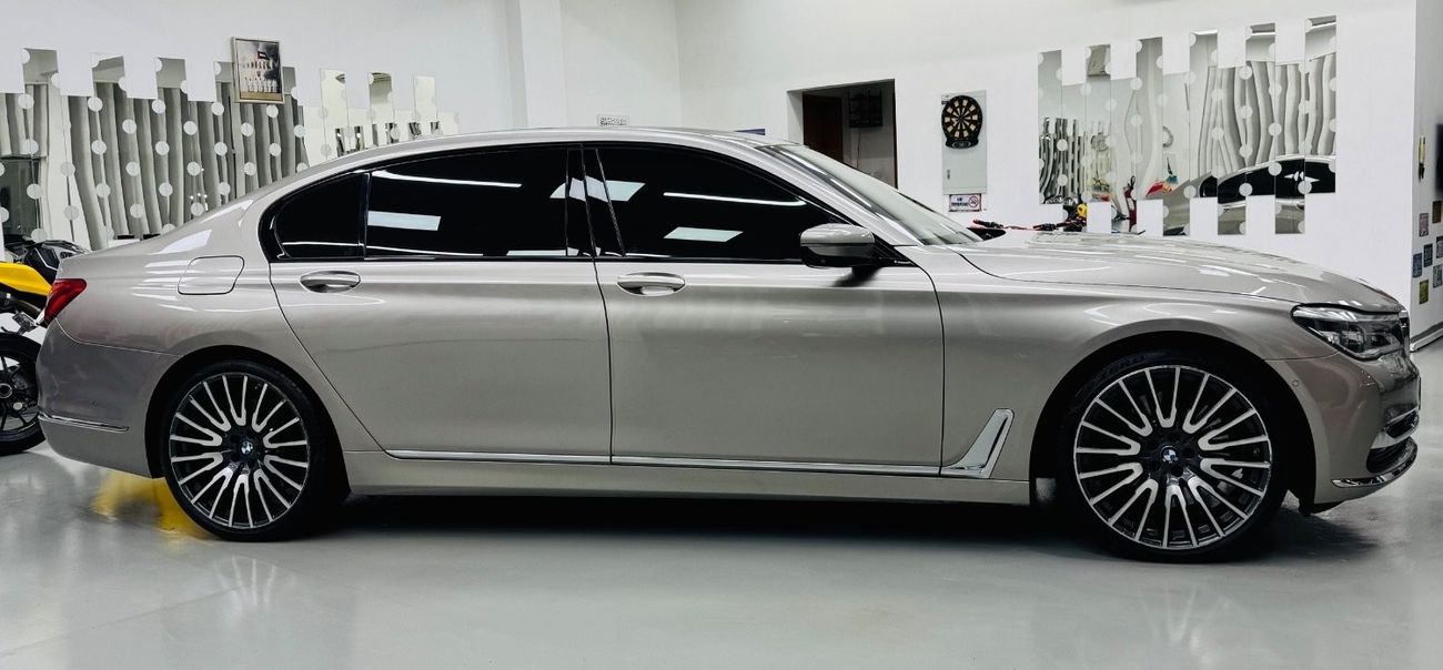 بي أم دبليو 750Li Luxury 4.4L (523 HP)