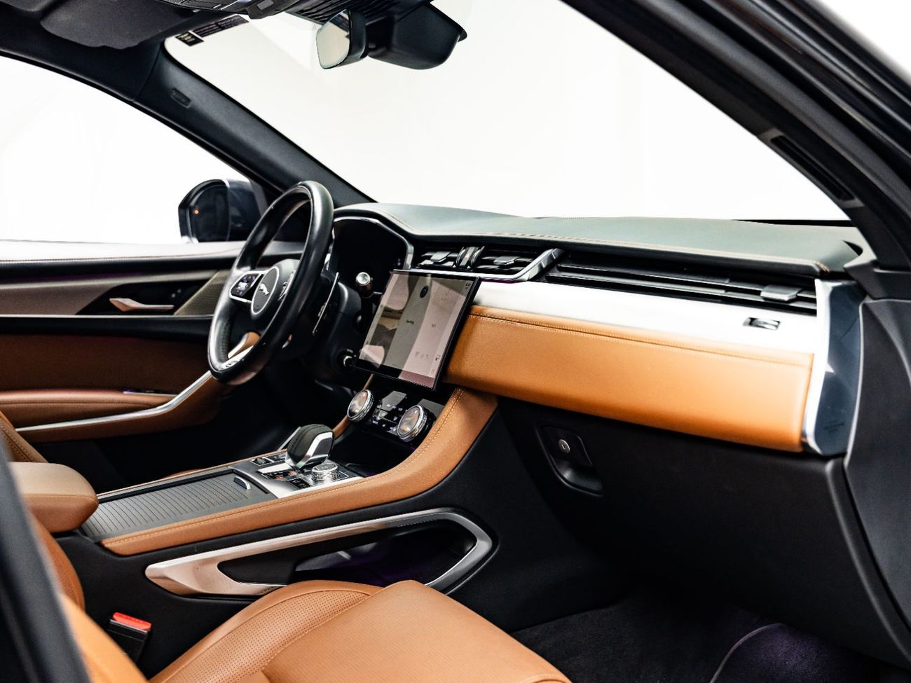 جاكوار F بيس R-Dynamic SE 2.0L