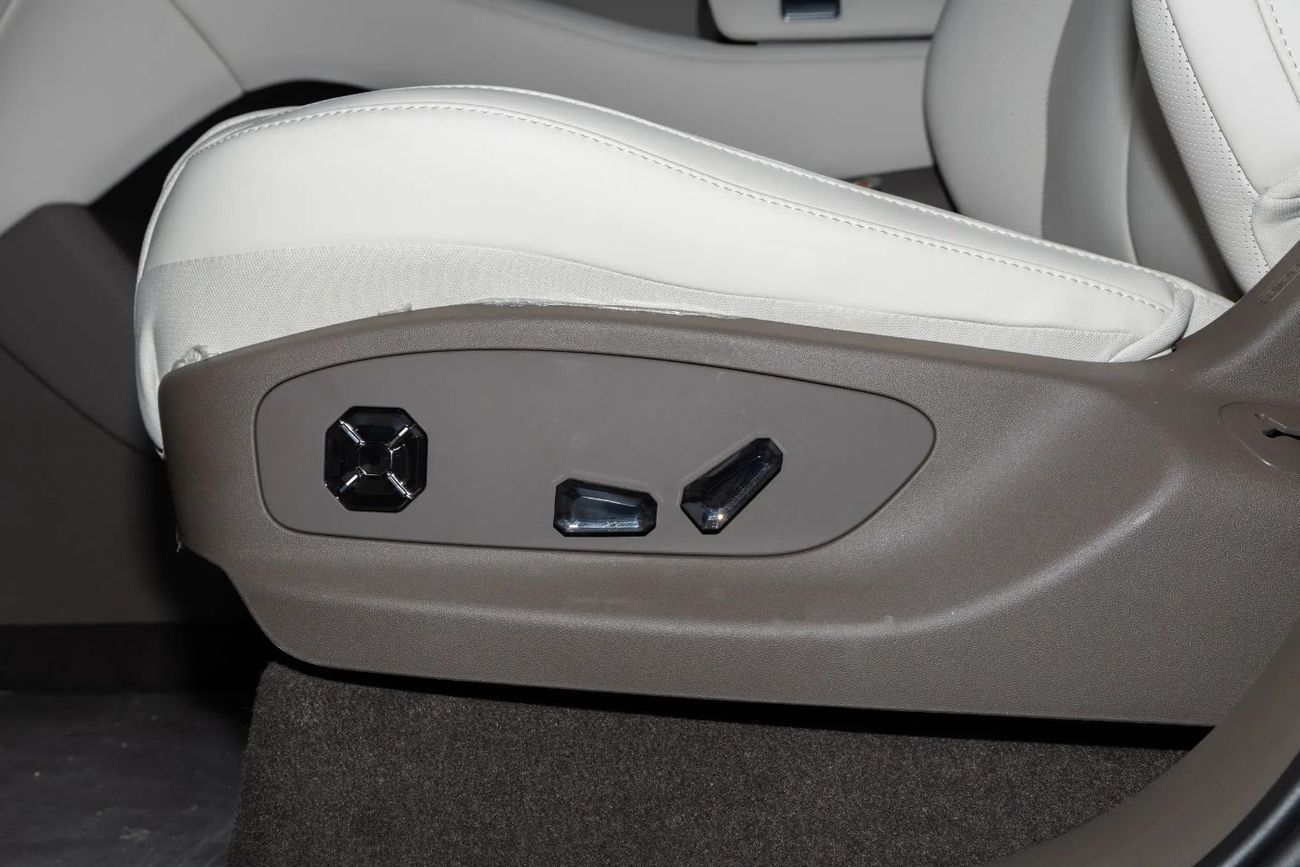 Denza N8L 2.0T three-motor hybrid