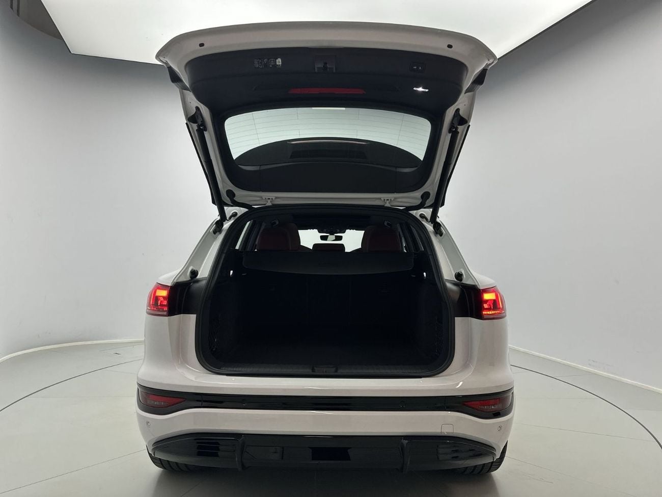 أودي Q6 إيترون SQ6 SUV e-tron quattro 490hp (Ref# 17711)