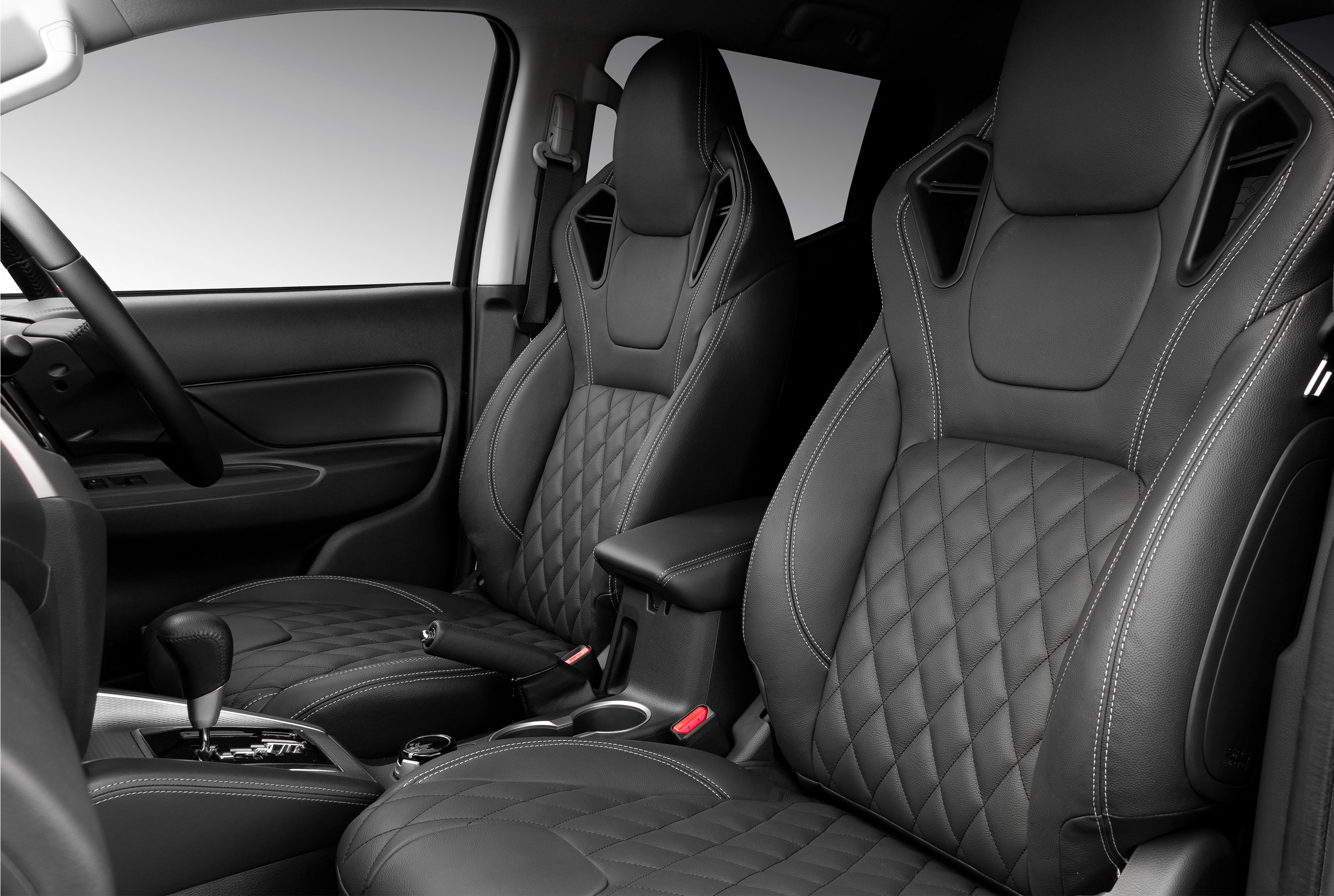 Mitsubishi Triton interior - Seats