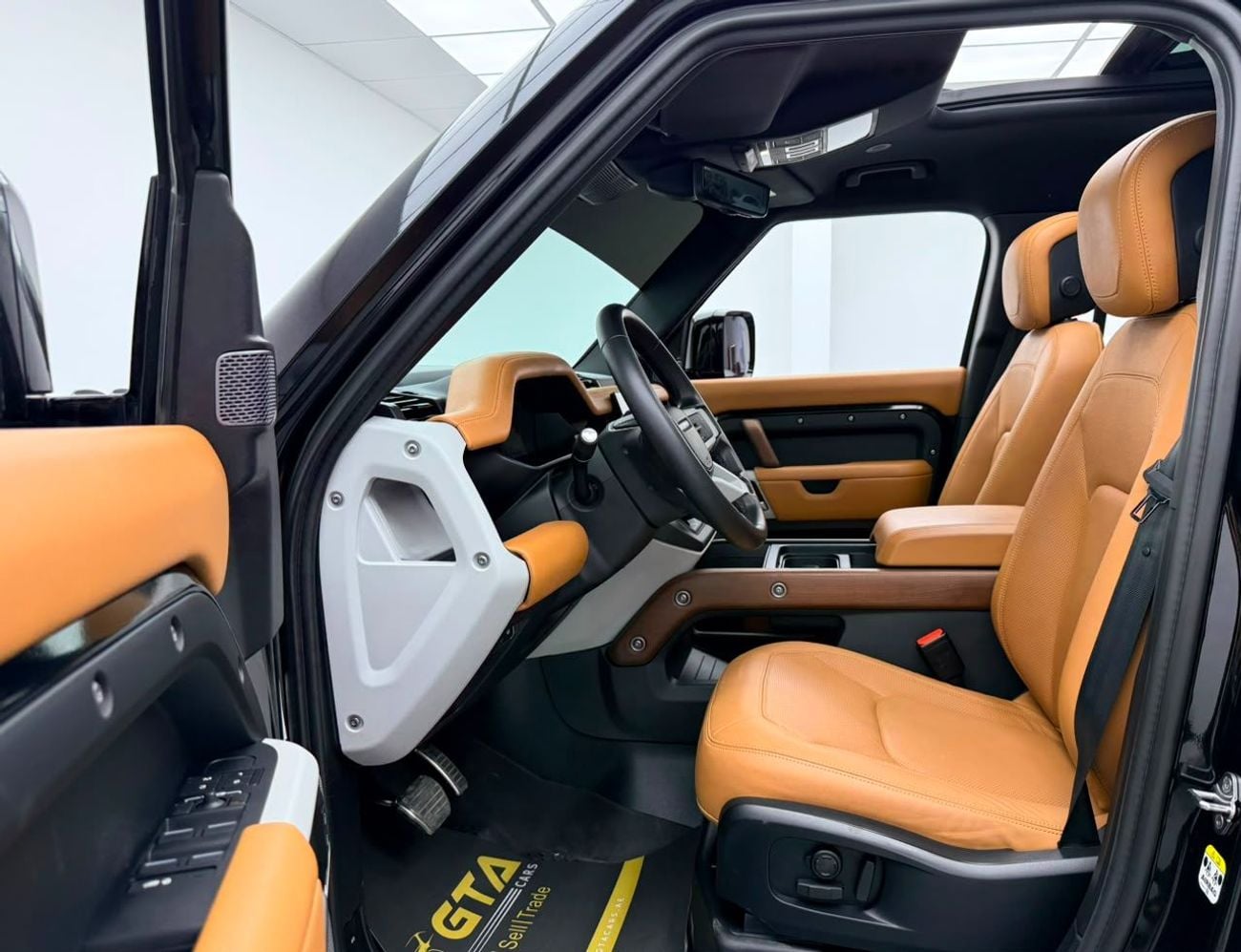 Land Rover Defender 2024 Land Rover Defender 110 HSE P400, 2029 LR Warranty + Service Pack, Full LR Service History, GCC