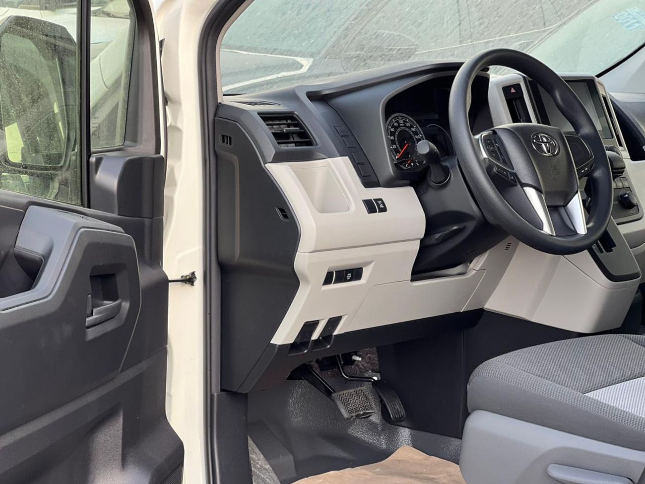 Toyota Hiace GL 3.5L PTR A/T // 2026 // WITH DVD & CAMERA BACK , AUTOMATIC SIDE DOOR  // SPECIAL OFFER // BY FORM