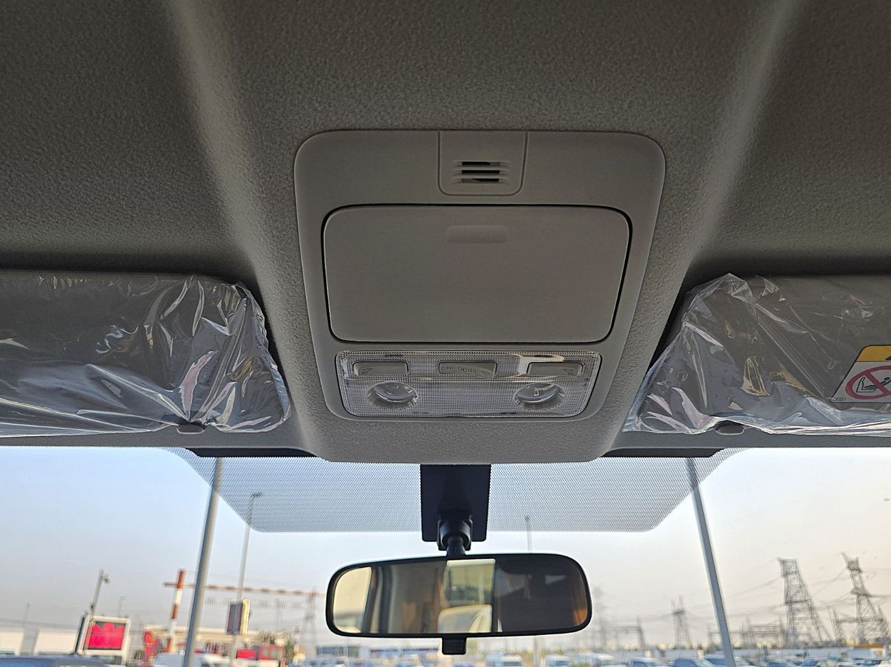 Toyota Hiace Toyota Hiace Std Roof Newshap 2.8l Diesel M/T 15 Seats White Color 2025 Model